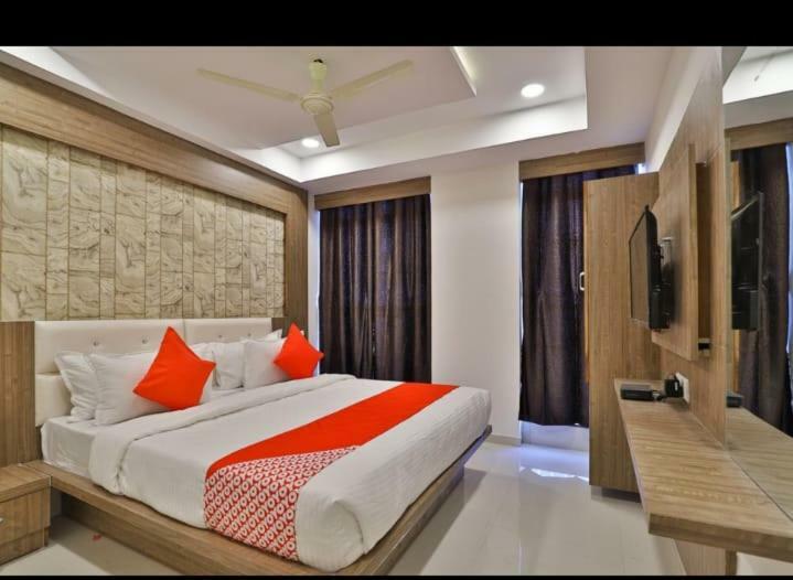 Hotel Pathik Villa Ahmedabad Exteriör bild